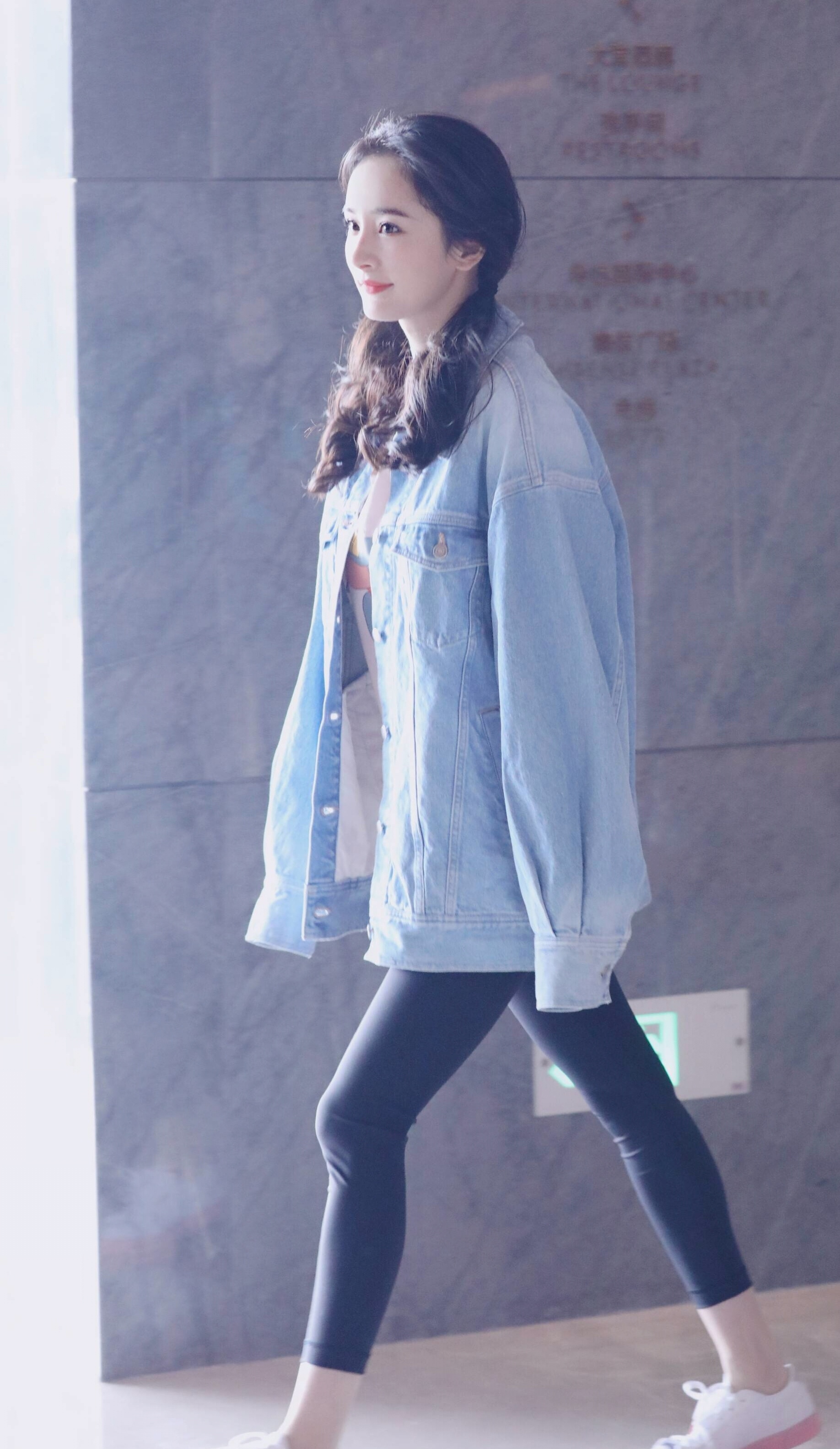 从侧面看,幂幂五官也很精致立体,扎上双马尾更是重回18岁,青涩又美好