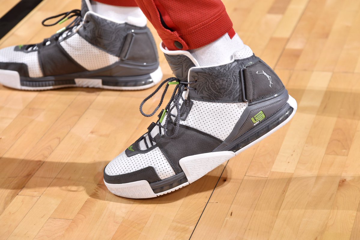 今日常规赛上脚球鞋一览塔克上脚lebron2