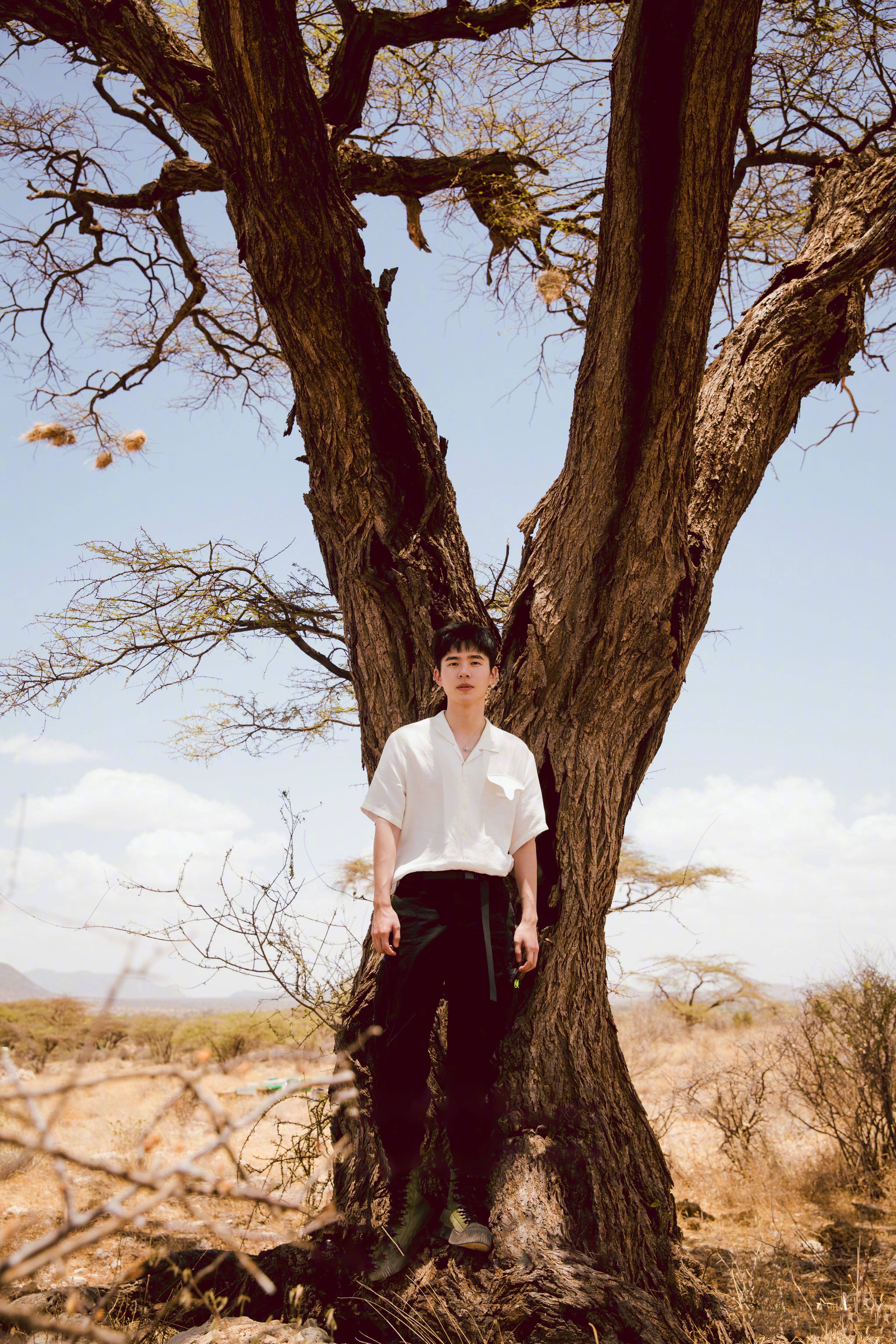 打开凤凰新闻,查看更多高清图片近日"刘昊然非洲"的话题上了热搜,他身