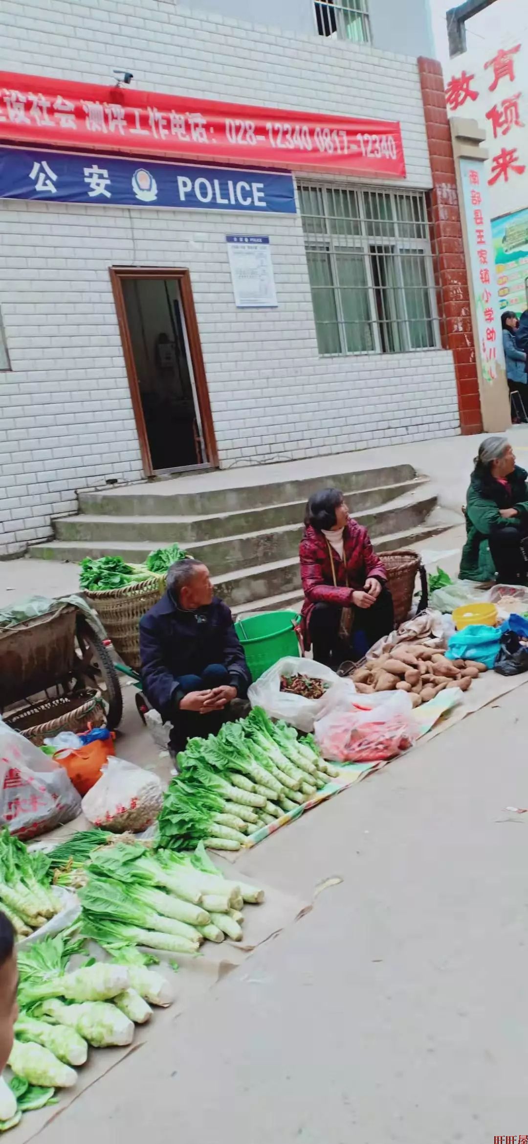 南部王家镇小学幼儿园门口竟然成了菜市场家长希望尽快整治