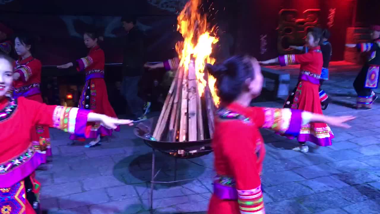 篝火点燃激情,与酉阳土家族阿妹一起嗨起摆手舞_凤凰网视频_凤凰网