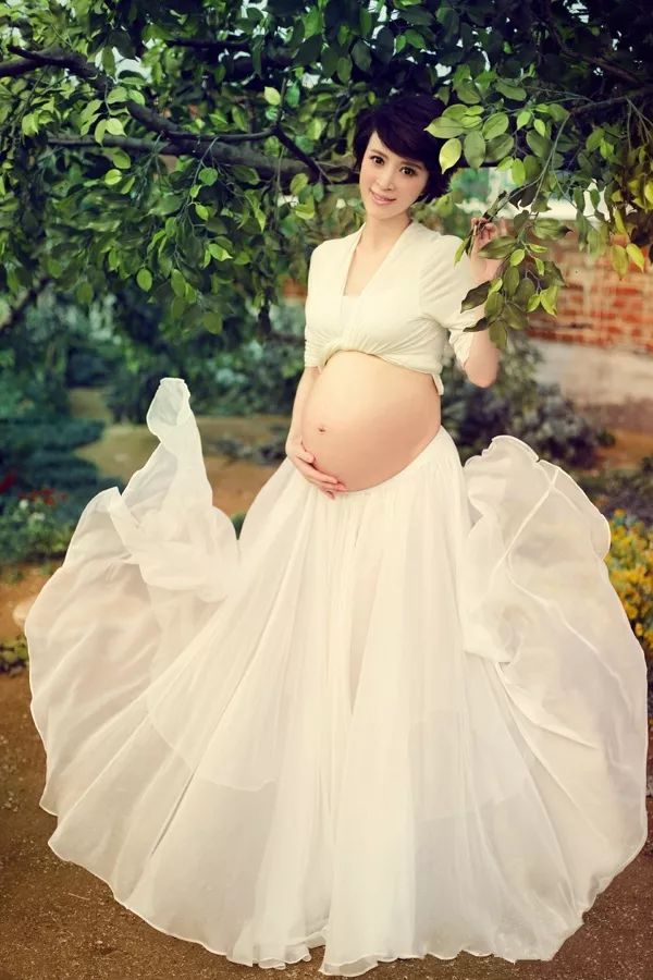 李沁怀孕的照片图片