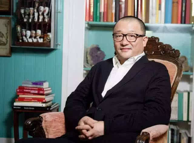 北电导演系毕业,49岁娶美女制片人,如今53岁宣传电影引争议