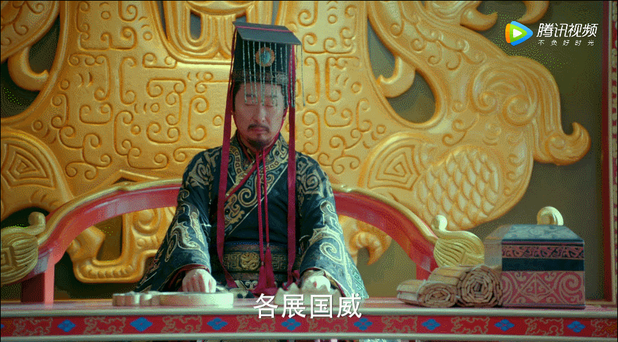 (脸上写满求知欲)林永健饰演的秦穆公是闭着眼睛出场的.