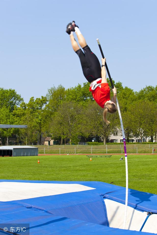 撑竿跳高技术的关键在于插穴起跳