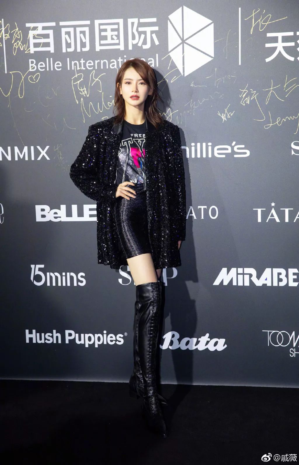 只有戚薇这种好身材才能完美驾驭,黑色t恤搭配皮裙外套亮片西装一气呵