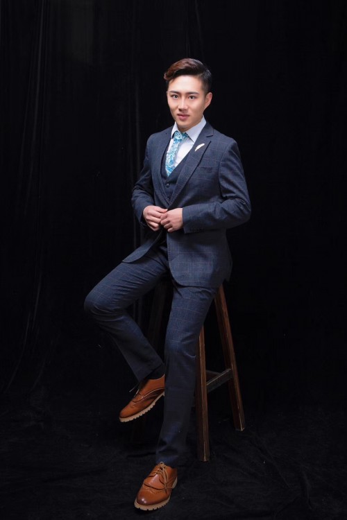 主持人袭开颜出席深圳活动稳重大气 帅气造型现场圈粉无数