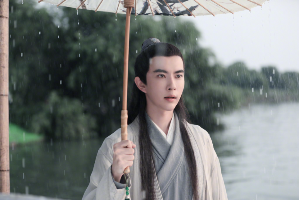 这种结局比起经典版许仙在雷峰塔前半生逗留的结局,胸怀上要显得更加