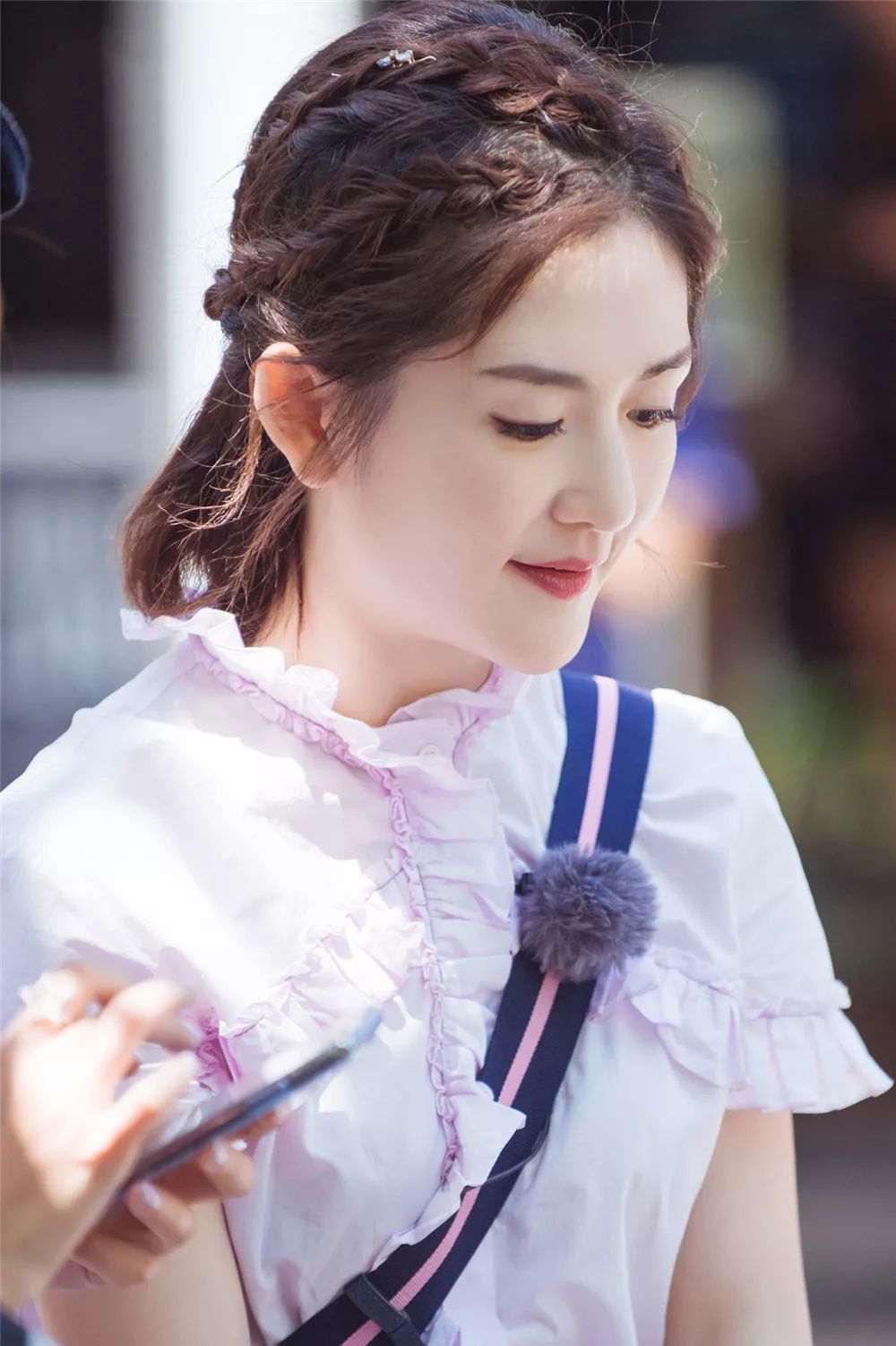 不同于咱们平时简单的半扎发型,谢娜还在头顶上编了几条小辫子绑到脑