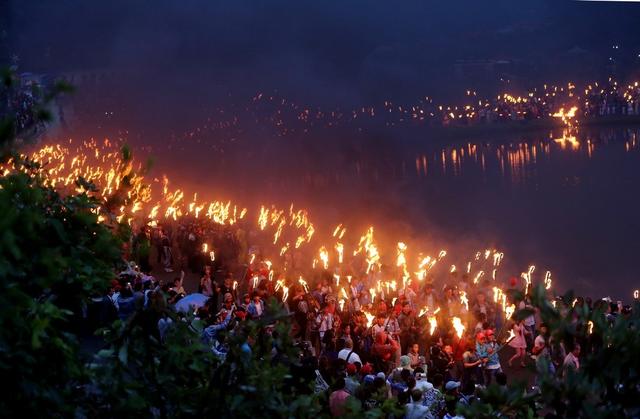彝族火把节,燃烧的火焰照亮了整个天空