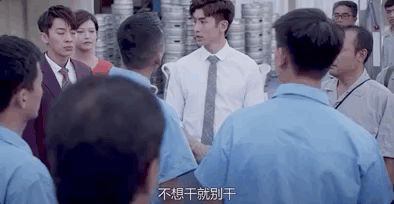 当所有人都束手无策时,樊书臣微微一笑请来了自己事先安排好的工人