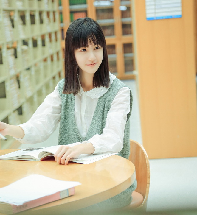 校花校草评选网站facejoking的女神排行榜上,陈都灵力压清华大学的