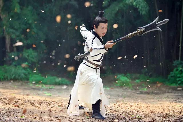 《封神演义》杨戬拿到了自己的神兵 武成王和武吉都拿不起来它