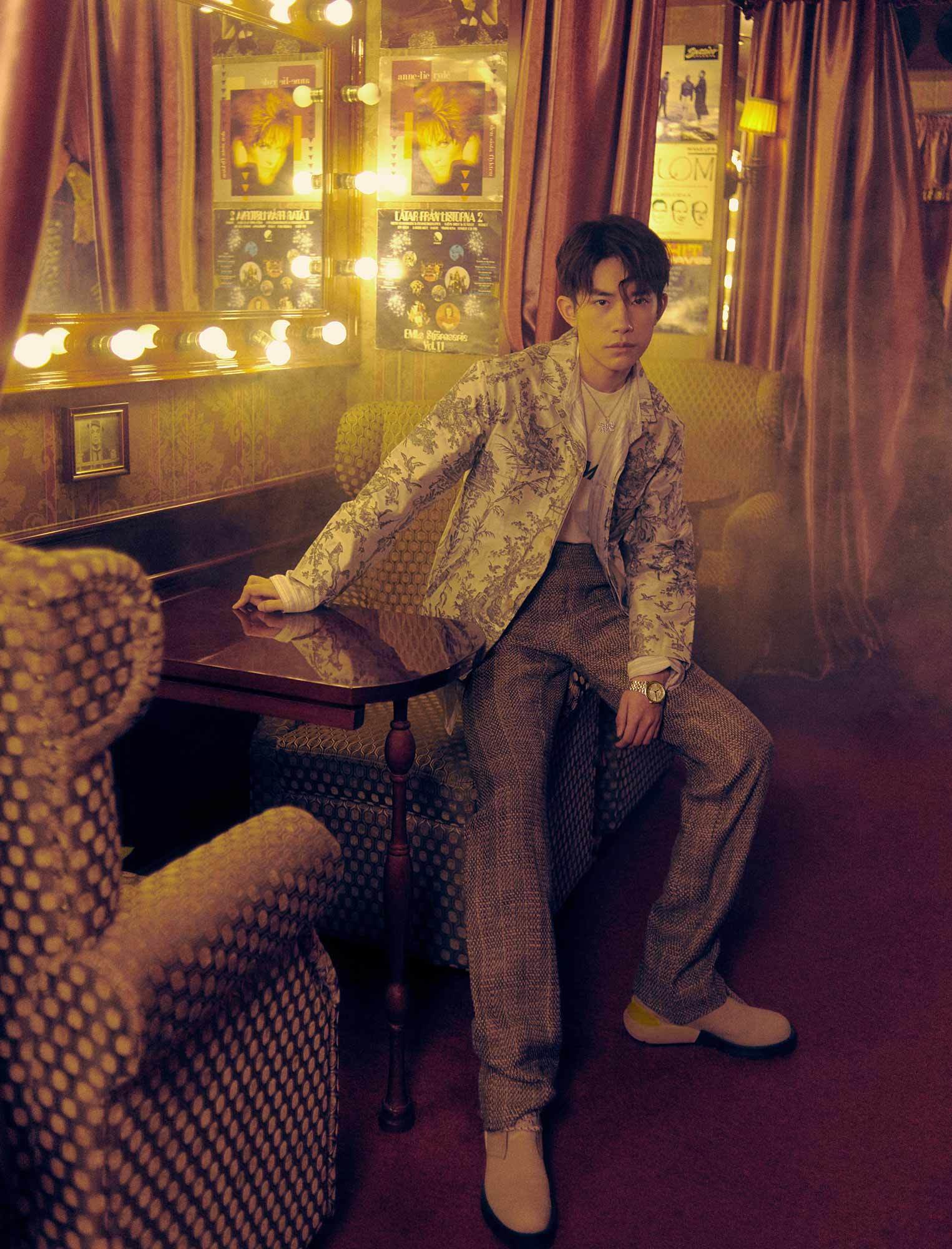 易烊千玺登封杂志五月刊复古演绎少年故事