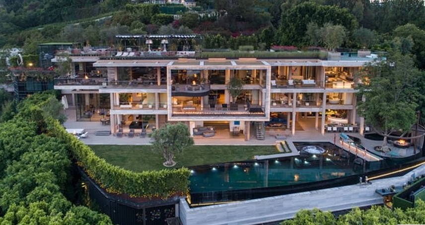 这是一座令人瞠目结舌的豪宅,有电影院,酒窖以及露天泳池