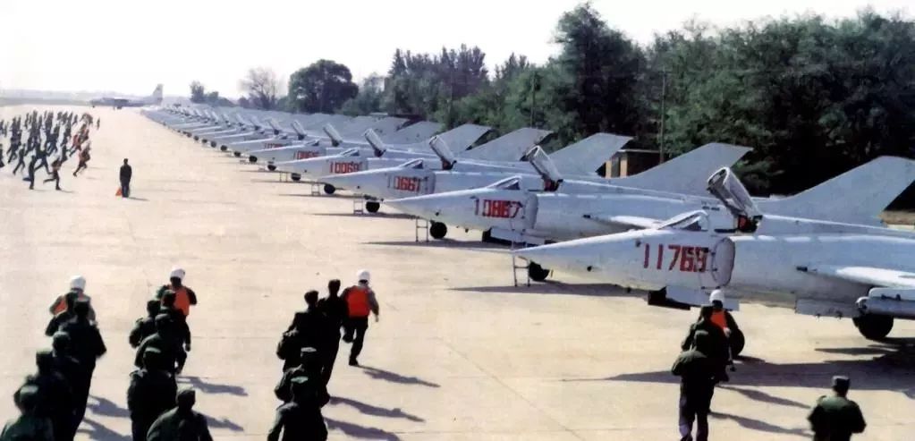 如何评价中国空军的老将:强-5攻击机?答案:空地一体,攻防兼备!_凤凰网