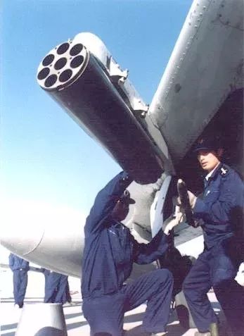 如何评价中国空军的老将:强-5攻击机?答案:空地一体,攻防兼备!_凤凰网
