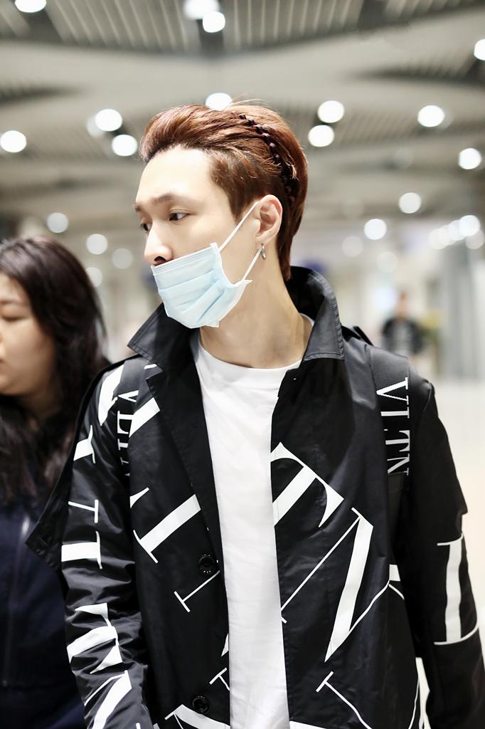 发箍男孩!张艺兴结束metgala之行简约装扮现身,时尚舒适