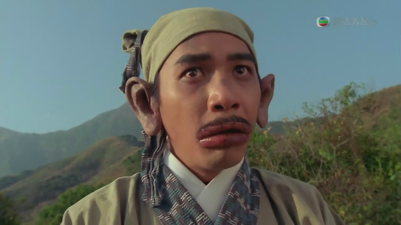 视频中孩子的嘴被打得肿得非常厉害,就像是电影《东成西就》中梁朝伟