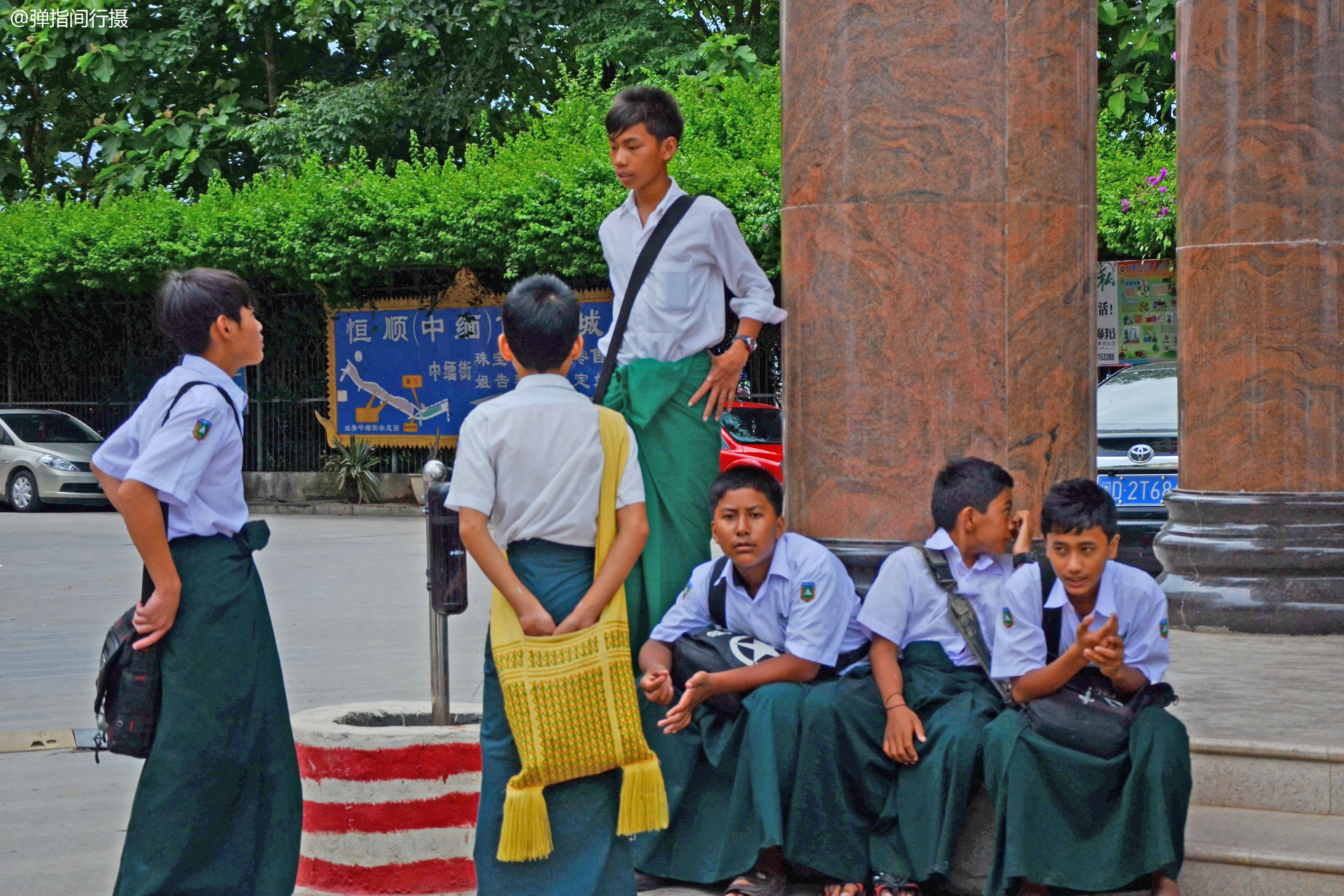 缅甸的男子为什么喜欢穿裙子？|裙子|纱笼|缅甸_新浪新闻