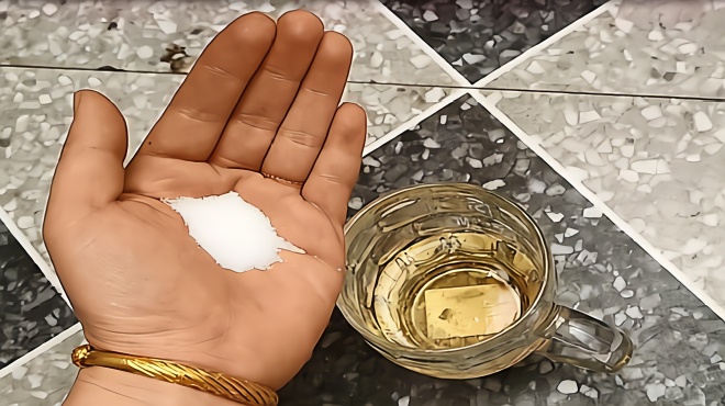 啤酒和食盐倒在一起,想不到这么厉害,搞定了家家户户的大难题