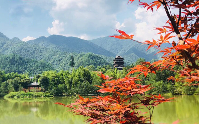 湯裡森林溫泉旅遊度假區位於江西銅鼓縣境內,銅鼓山川秀美,土地肥沃