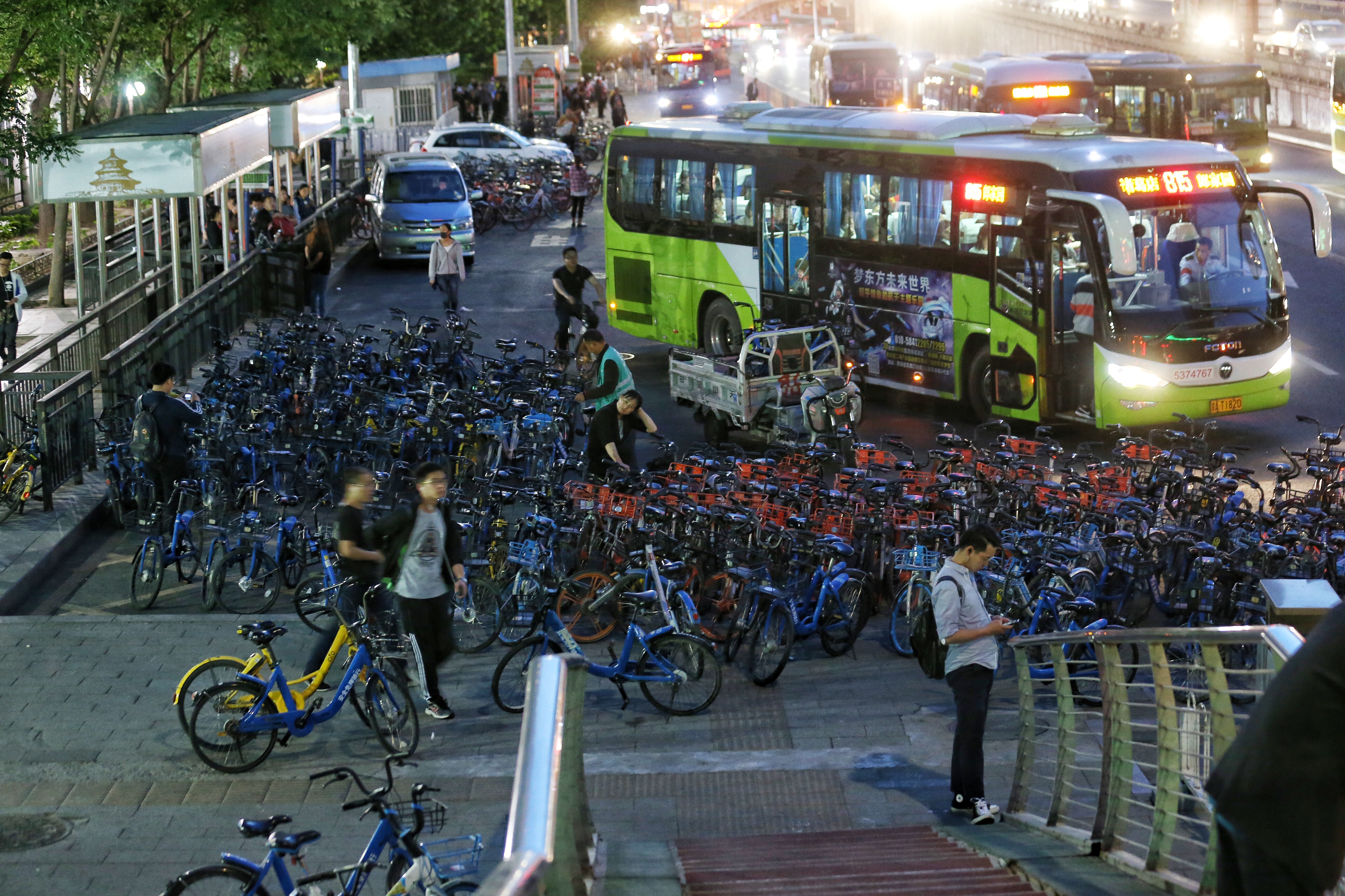 大量無牌照的共享電動車還穿行在北京的街頭