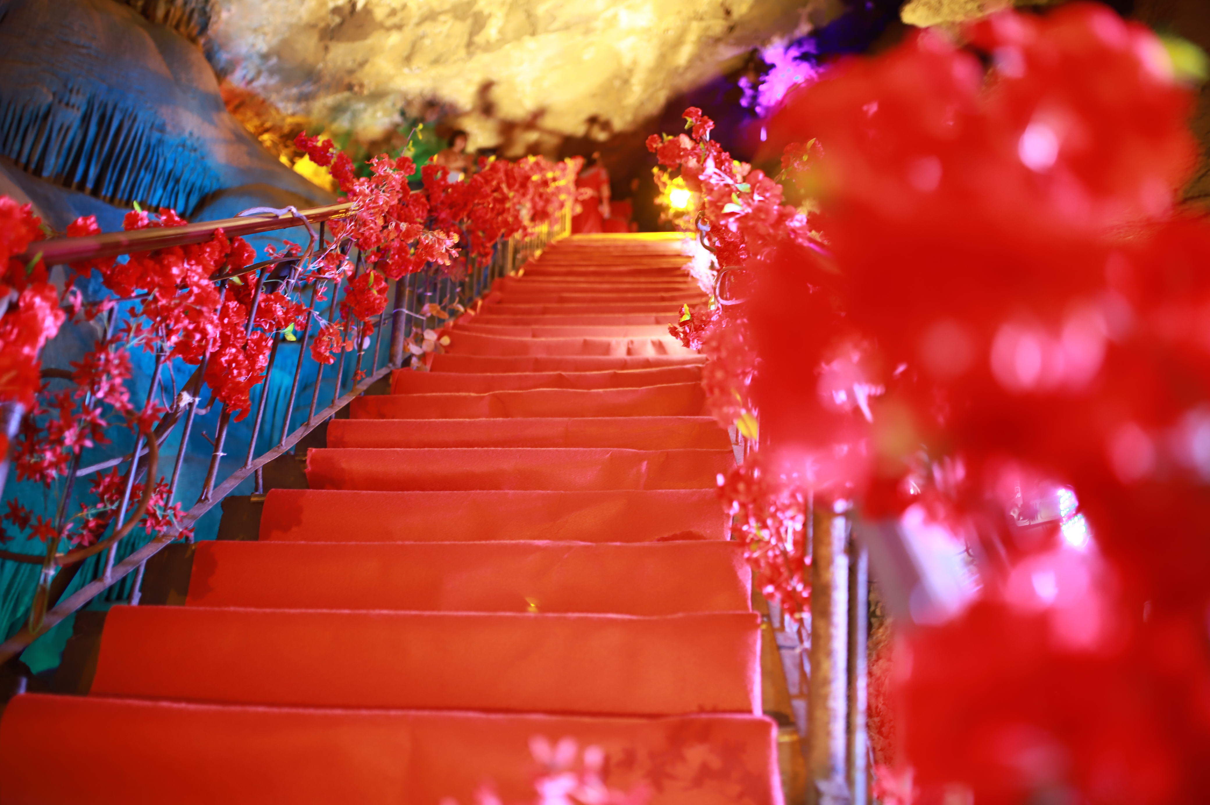 河南一景区在溶洞内举行婚礼,设喜堂铺红毯艳羡游人