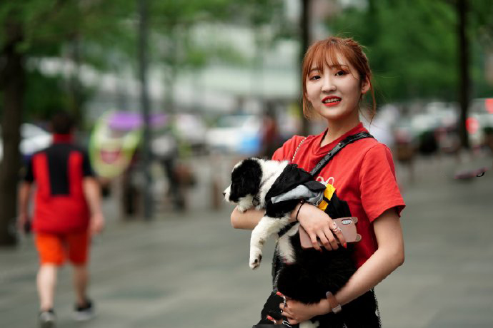 的女生,通常在服装穿搭上都比较简约,这样才能与自身的可爱气质相匹配