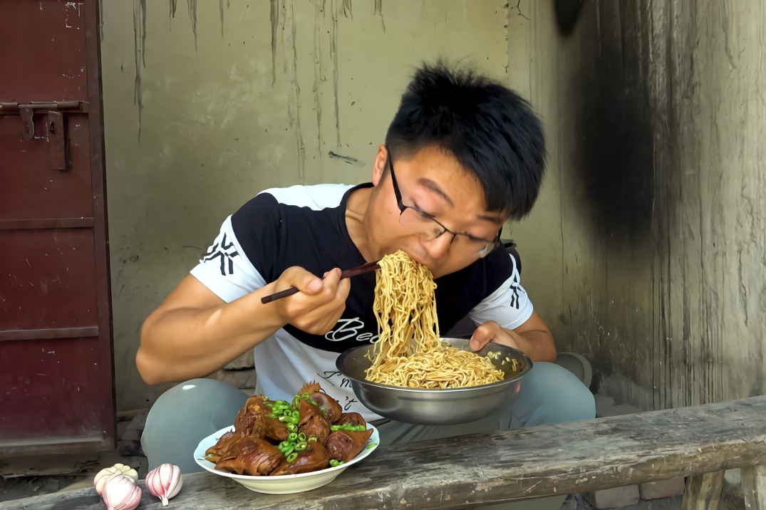 两斤卤鸡头,一斤泡面 ,大sao买三斤蒜,一口三瓣配着吃,真过瘾