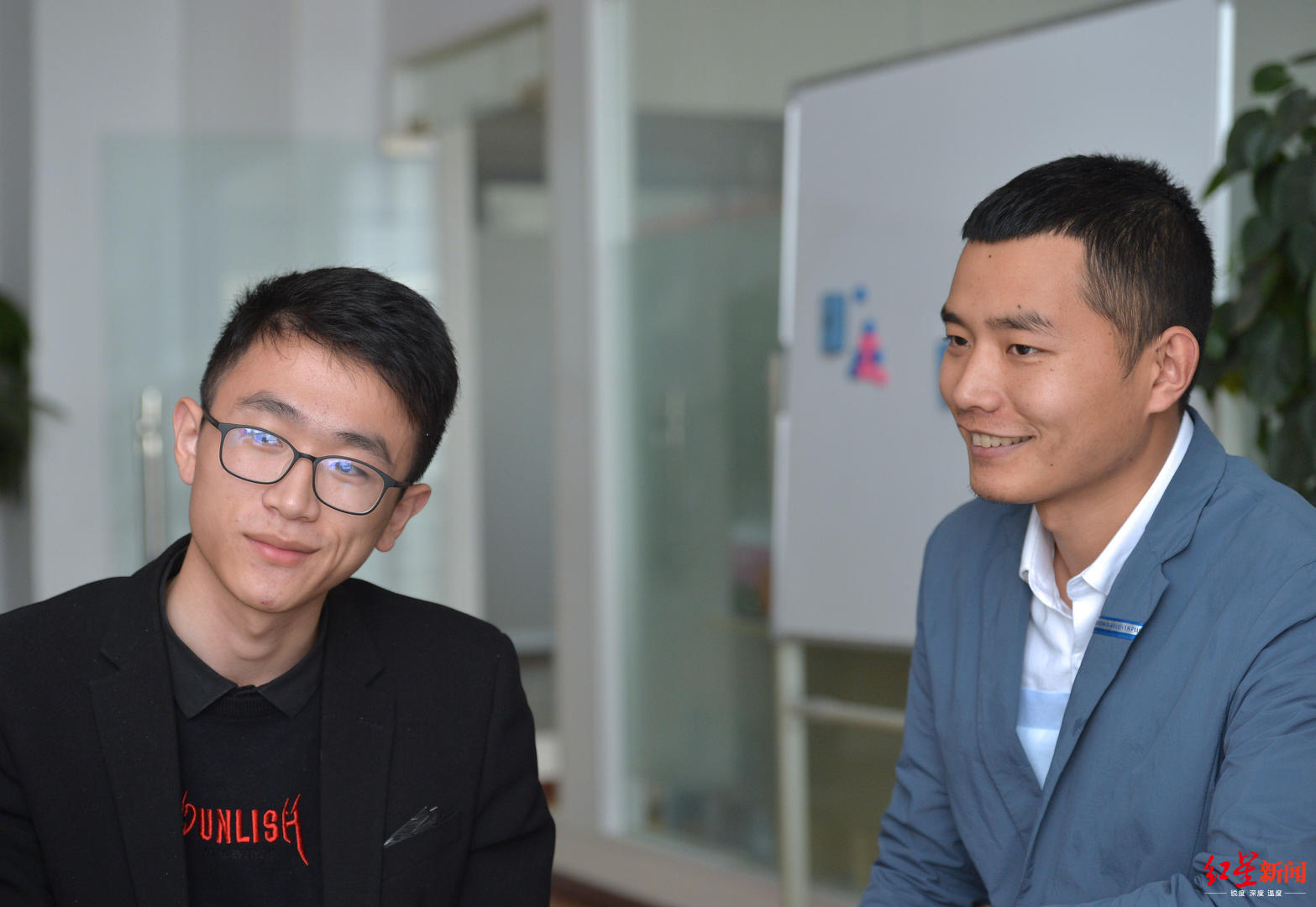 今年25岁的杨添财和30岁的吴云都是蒲江人,一个因为肌肉萎缩而无法