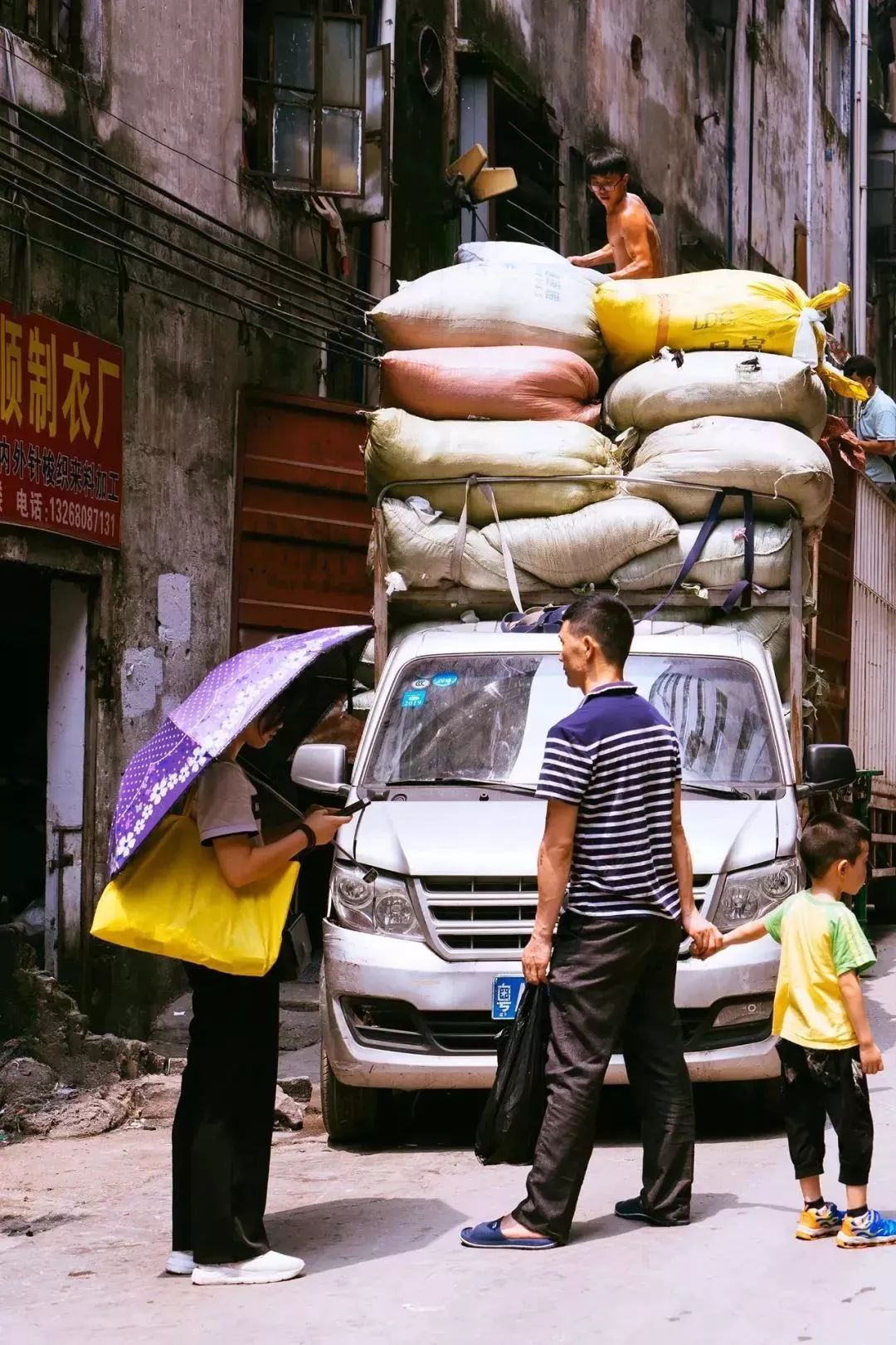 纪实摄影:广州最大城中村即将旧改,15万外来打工者们何去何从?