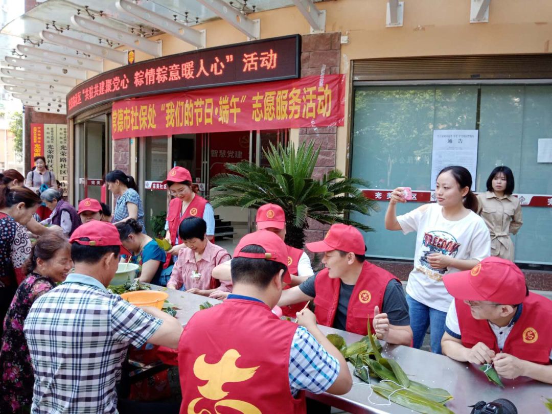 活動期間,常德市社會勞動保險處黨員志願服務隊員一邊與光榮路社區