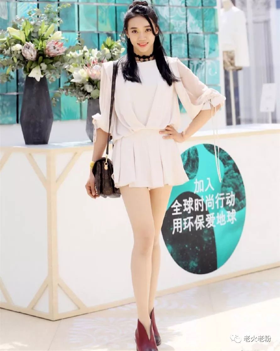 27岁的体操女神舒思瑶,因超难度一字马走红,海边秀大长腿太吸晴