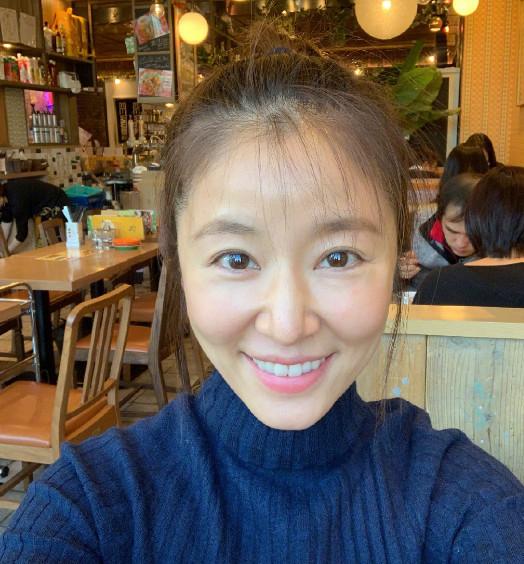 林心如晒短发新造型,素颜出镜满脸胶原蛋白,与霍建华夫妻相十足