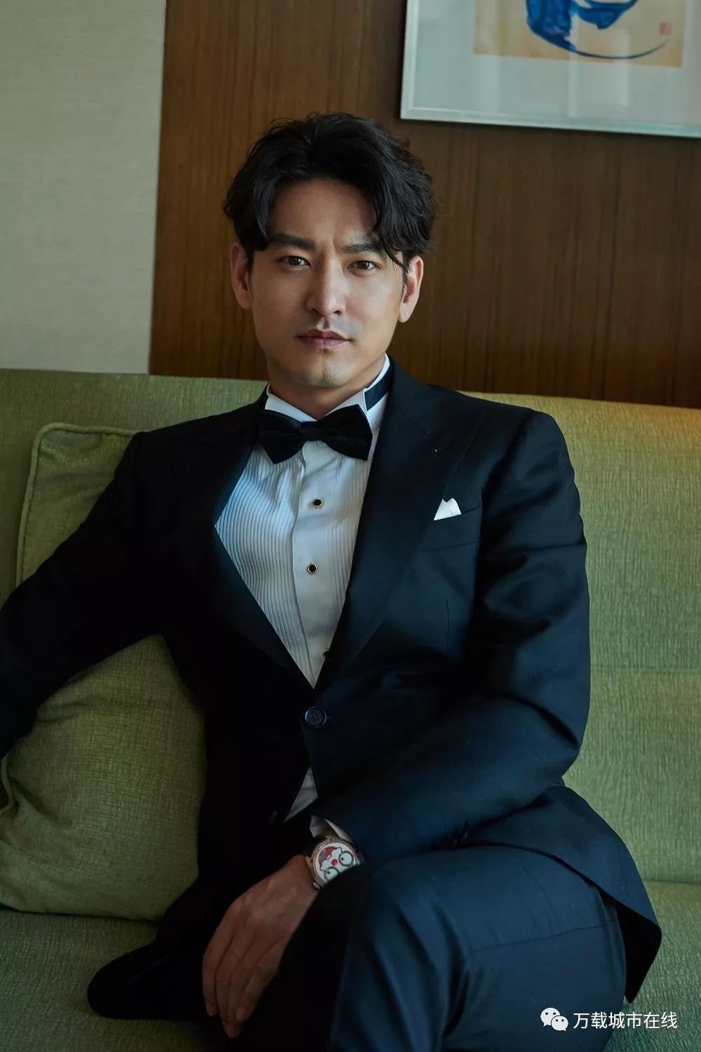 谁说我结不了婚亮相上海电视节袁文康精装律师造型畅谈新角色