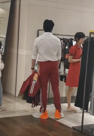 陆毅一家现身香港购物鲍蕾素颜发现被偷拍火速走开