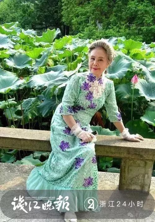 92岁还能这么美西湖边超火的荷花奶奶拖着行李箱去上学了