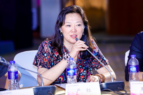 家居j20峰会 | kd定制董事长严红:在优质服务下平衡稳健与规模__凤凰