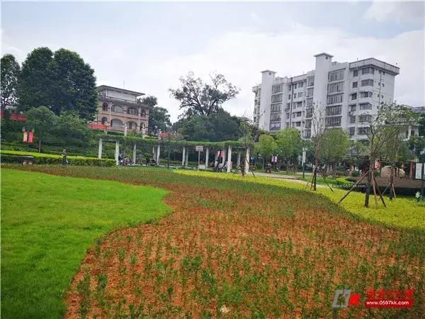 改造后的街心花园近年来,两座公园修旧如旧修新如新,一点一滴悄然的