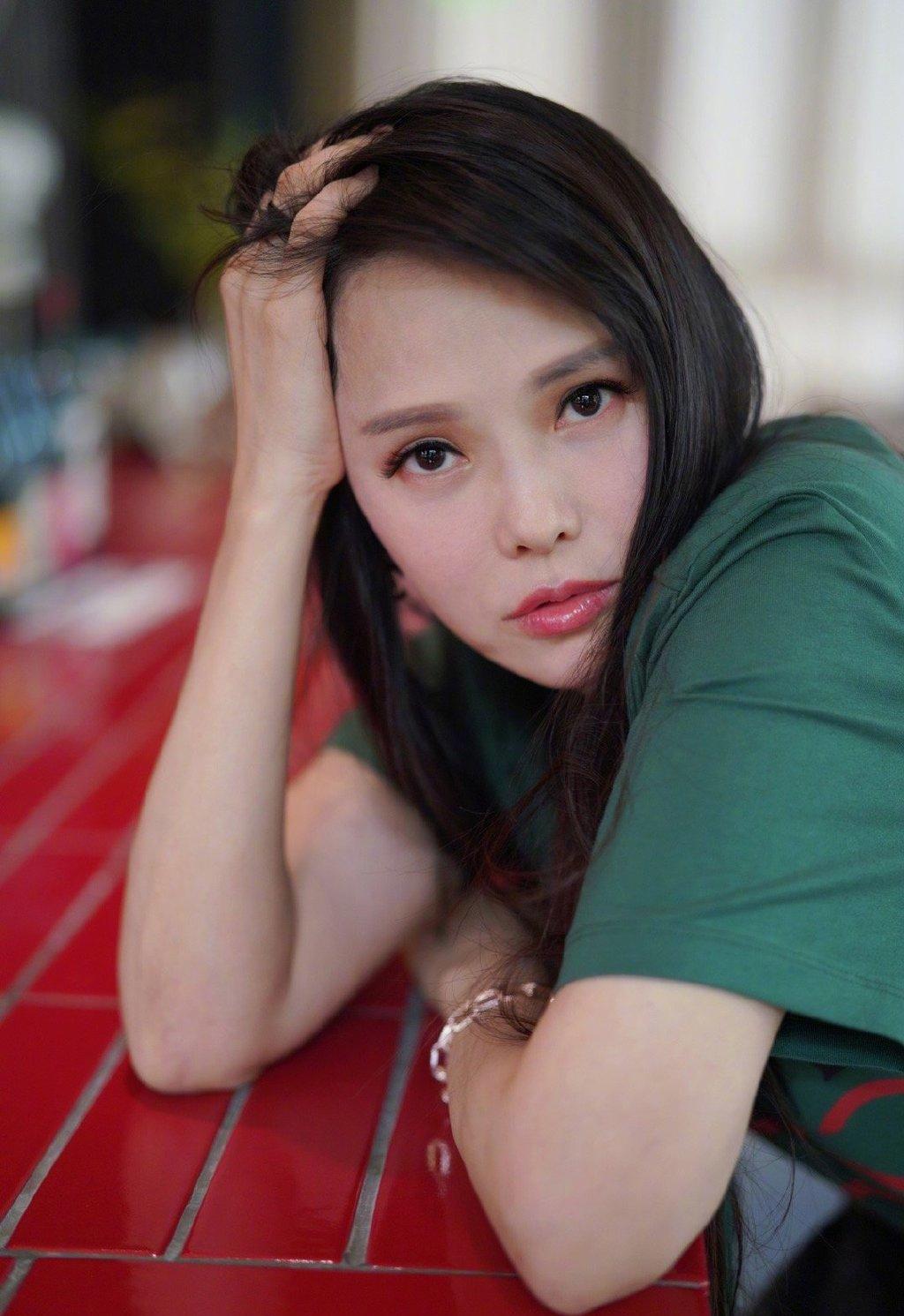 提升演技,1995年,她更是凭借电影《好男好女》获得第32届台湾电影金马