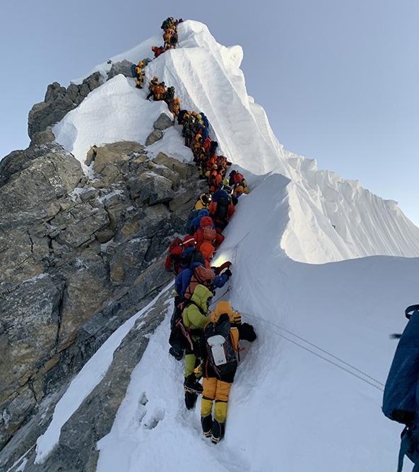 吸引不少登山者前来,仅5月22日就有超过200位登山者从珠峰南北坡攻顶