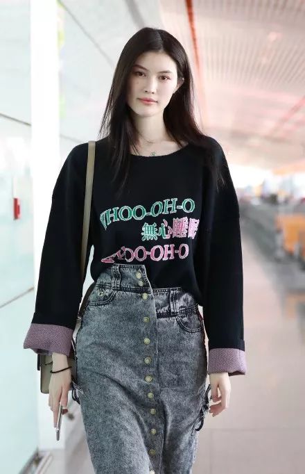 何穗最新私服曝光,高腰t恤搭配工装风休闲裤,美得别致又高调