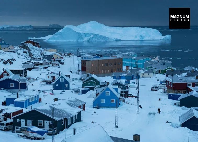 格陵兰岛第三大城镇卢利萨特(人口4400人),远处的峡湾内漂浮着一座