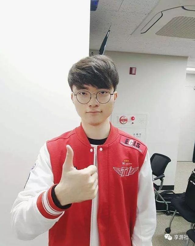 faker吸引我的不仅仅是他的技术,还有他为人处世的态度.