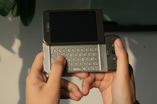 全球第一部安卓手机外观惊艳!内置Android 1.0系统_凤凰网科技_凤凰网