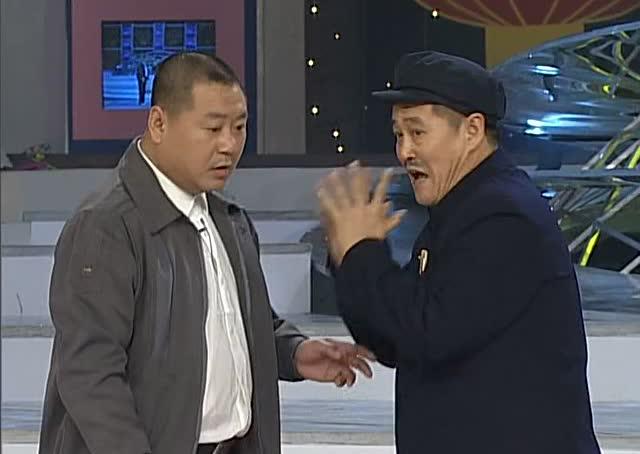 剧中范伟将嘴歪眼斜,说话不利索,即便是拄着拐杖也是走一步划半个圈等