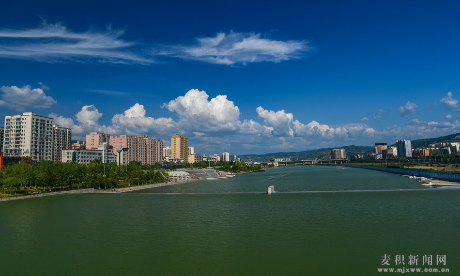 夏日麦积翠湖天水蓝