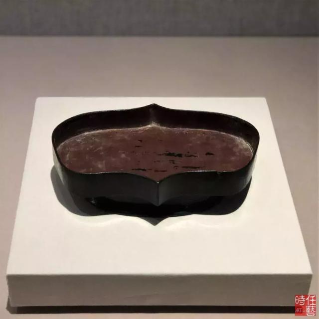 中心纹饰锈蚀不清,环绕两重带状连续卷草纹饰,边缘饰垂帐式连续图案.