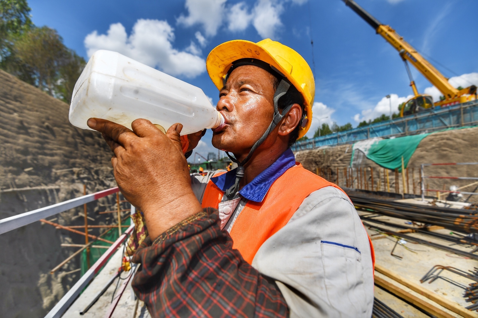 烈日下世紀大道修路工人揮汗如雨